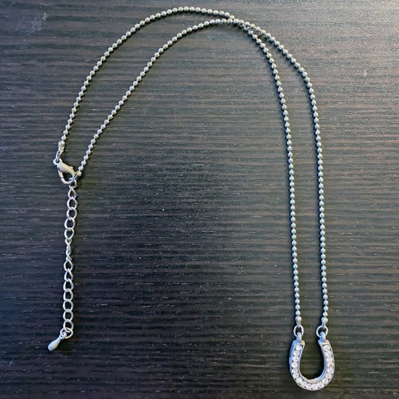 SUPER CUTE RHINESTONE SILVER HORSESHOE CHARM NECKLACE - Picture 3 of 4